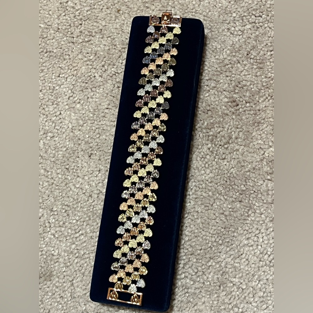 Beautiful Danbury Mint heart bracelet. Gold, silver and rose gold tones. - Picture 3 of 11